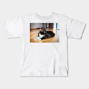 Cat playing with mouse-toy Kids T-Shirt